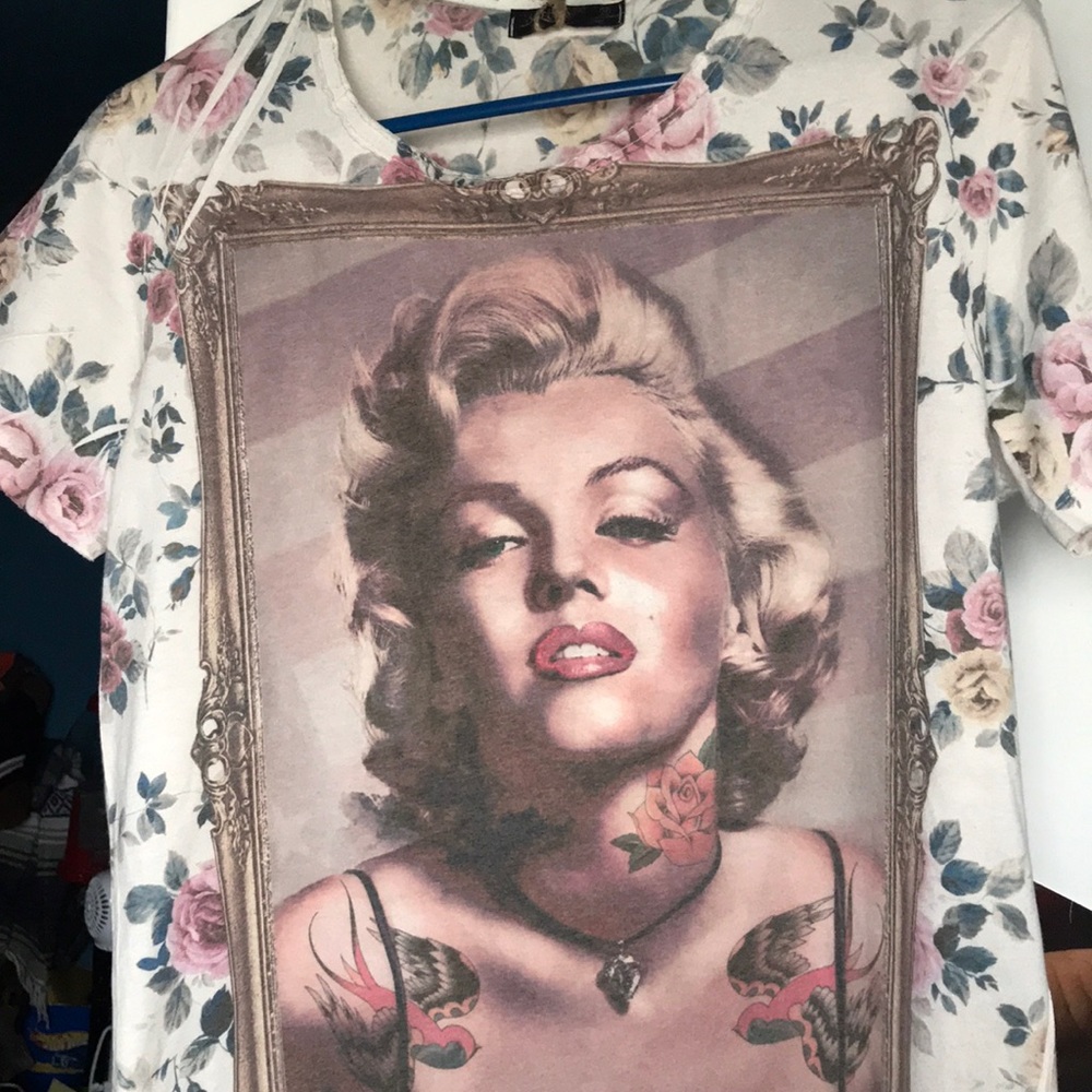 Men’s Medium Marilyn Monroe T. Cream colored.